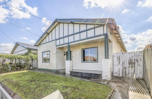 Coburg House | Spacious Urban Delight in Coburg