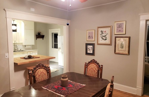 Hannibal House | Spacious Victorian perfect for large groups. Walk to Main Street!
