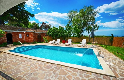 Baserinka Villa | Spacious Villa Lanima - peaceful location
