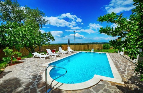 Baserinka Villa | Spacious Villa Lanima - peaceful location