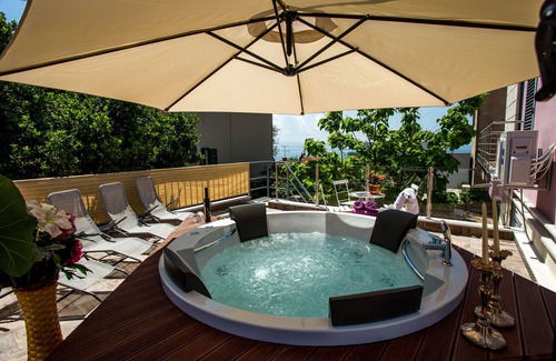 Split Villa | Spacious Villa with Hot Tub