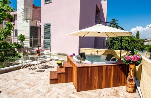 Split Villa | Spacious Villa with Hot Tub