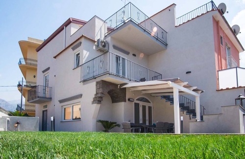 Sant'Agnello Villa | Spacious Villa with 4 rooms, pool, solarium & garden