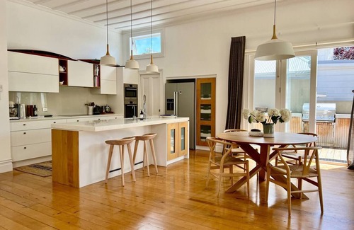 Devonport House | Spacious Villa with Outdoor Entertainment