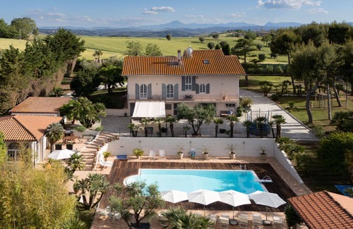 Ostra Villa | Spacious villa with pool and tennis court, just 15 minutes from the sea