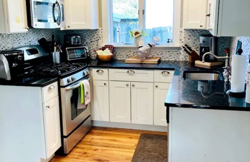 Warwick House | Spacious Village Gem, Family friendly