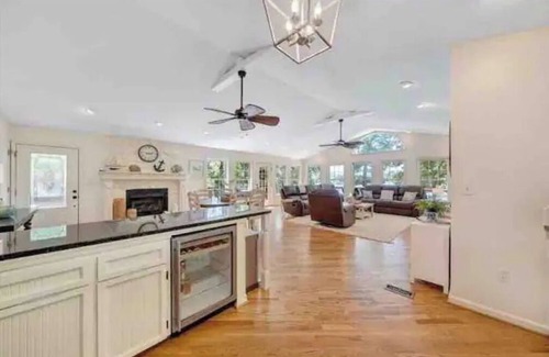 Moneta House | Spacious Waterfront House for the Perfect Getaway