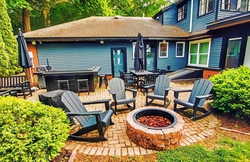 Armstrong House | Spacious Waterfront Lake House. Sleeps 8! 4 BDR/4.5 BTH. Private Dock & Canoes.