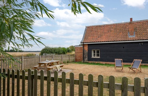 Ipswich House | Sparrows Nest - One Bedroom House, Sleeps 2