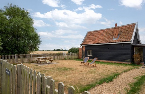Ipswich House | Sparrows Nest - One Bedroom House, Sleeps 2