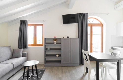 Villaverde de Pontones Apartment | Special studio for couples with double whirlpool tub and balcony.