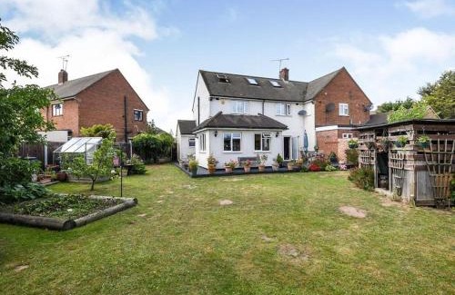 South Ockendon House | Specious 3bed property with parking & large garden