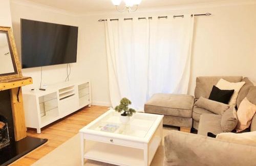 South Ockendon House | Specious 3bed property with parking & large garden
