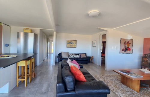 Younghusband House | Spectacular lake, river scenescape views Oregon cabin style home