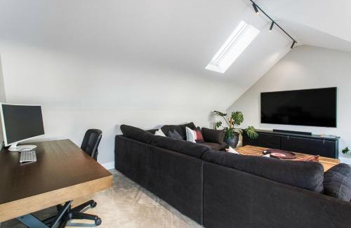 Grey Lynn Villa | Spectacular Luxury 4BR 3 Bath Hot Tub