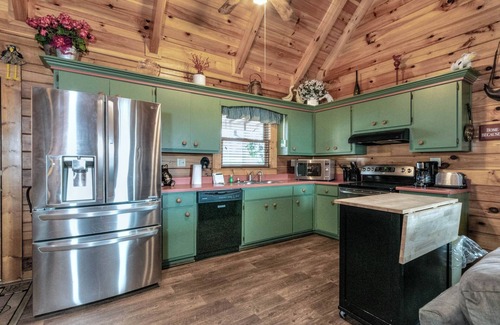 Pine Mountain Cabin | Spectacular mountain views and a hot tub!