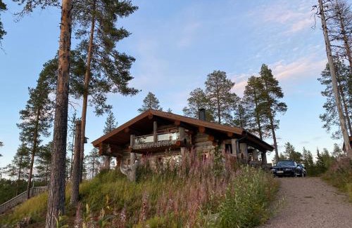 Kuusamo House | Spectacular Rural Log House with 2 Saunas next to a beautiful lake