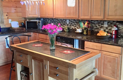 Luray Cabin | Spectacular Views, Swimming Pool, Hot Tub, Real Log Fires, Mountain Getaway