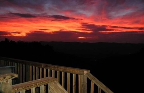 Luray Cabin | Spectacular Views, Swimming Pool, Hot Tub, Real Log Fires, Mountain Getaway