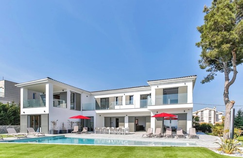 Canyelles Villa | Spectacular Villa Miami with Sea Views & A/C