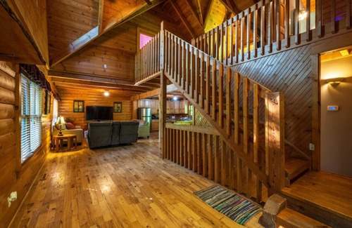 Lancaster Cabin | *Spectrum Wi-Fi, firepit, pet friendly, playground