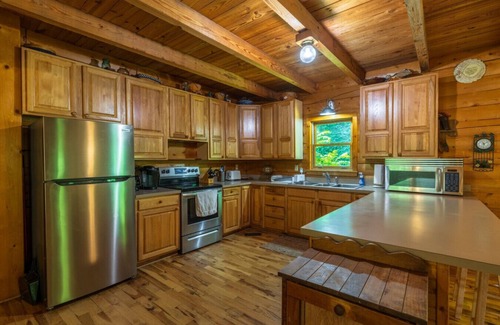 Lancaster Cabin | *Spectrum Wi-Fi, firepit, pet friendly, playground