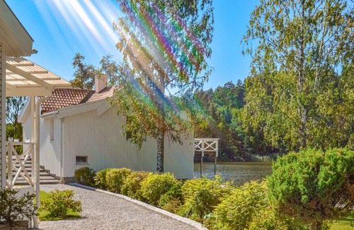 Ronninge House | Spend a wonderful vacation in this comfortable cottage directly on the lake.