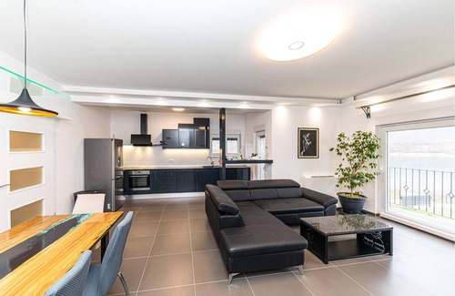 Garjak House | Spend an unforgettable vacation in this modern vacation home directly on the lake.
