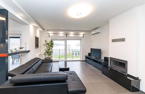 Garjak House | Spend an unforgettable vacation in this modern vacation home directly on the lake.