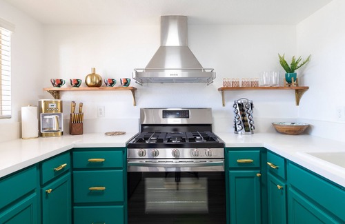 Desert Hot Springs Apartment | Spin Some Vinyl at a Lush Green Retreat with Two Bedrooms