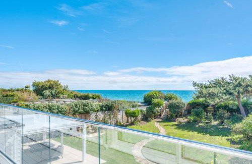 Ewhurst Green House | Spindrift - stunning beachfront residence