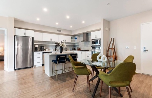 Venice Apartment | Spinel Stay - Charming 2BR Retreat Zen Garden Views Central