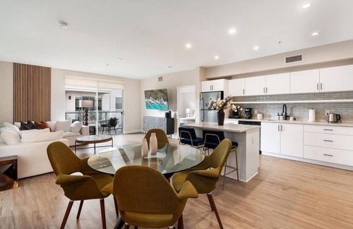 Venice Apartment | Spinel Stay - Charming 2BR Retreat Zen Garden Views Central