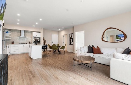 Venice Apartment | Spinel Stay - Charming 2BR Retreat Zen Garden Views Central