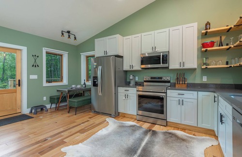 Spruce Pine Cabin | Spirit of the River, Direct River Access, Fire Pit, Fish, Swim, Grill, WiFi!