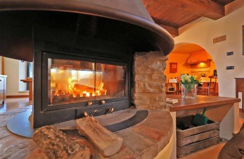 Pineto House | Splendida casa in sasso in borgo