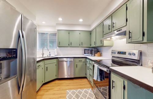 Bellingham House | Split-level home with 2 fireplaces & backyard - near downtown & Lake Whatcom