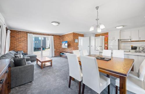 Jindabyne House | Sponars Onshore - 2BR Apartment l Pet-Friendly l WiFi l Air-Con l Fenced Backyard
