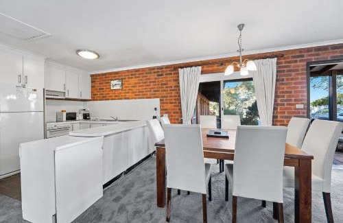 Jindabyne House | Sponars Onshore - 2BR Apartment l Pet-Friendly l WiFi l Air-Con l Fenced Backyard