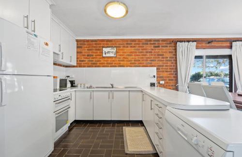 Jindabyne House | Sponars Onshore - 2BR Apartment l Pet-Friendly l WiFi l Air-Con l Fenced Backyard