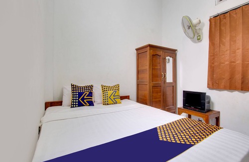 Demak Hotel | SPOT ON 91935 Hellena Guesthouse