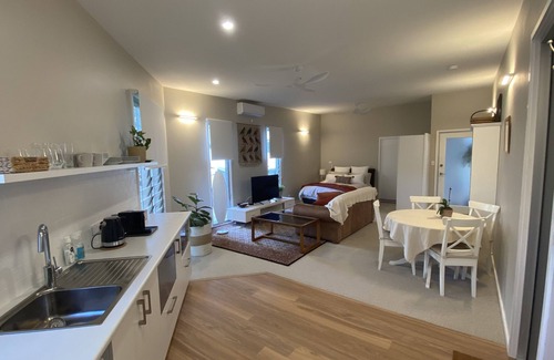 Murrays Beach House | Spotted Gum: Stunning, lakeside holiday house.