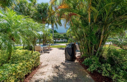 Palm Beach Shores Cottage | Spring Deals! Seaglass Cottage quick walk to the Beach, Shops & Cafes, Dog Yes!, Free Parking