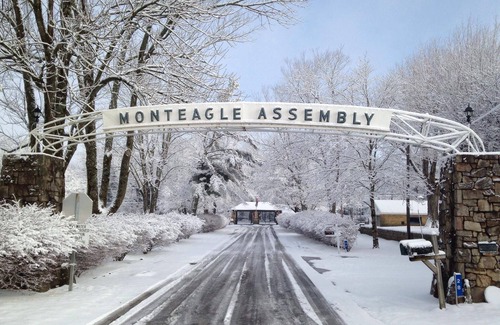 Monteagle House | Spring Specials! Shea's Chalet-Quaint-Cozy - Close to Everything!