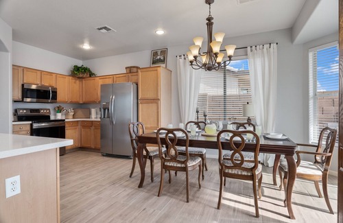 Surprise Farms House | Spring Training Special. Spacious 4 bedroom/Big backyard in Surprise