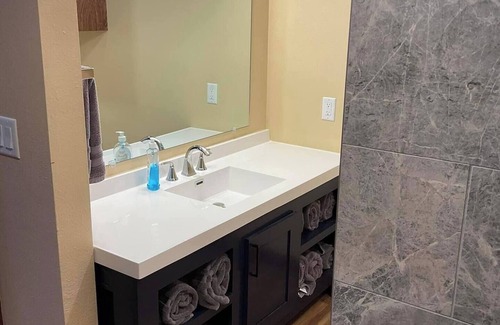Unionville Apartment | Square View Inn Suite 2