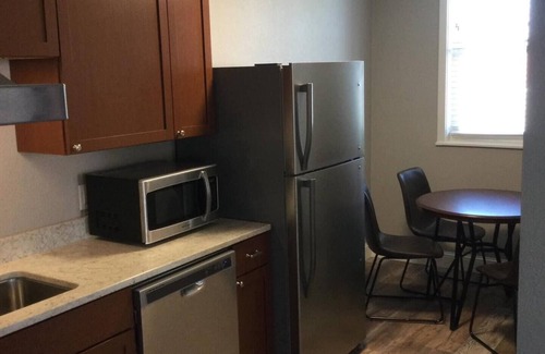Unionville Apartment | Square View Inn Suite 4