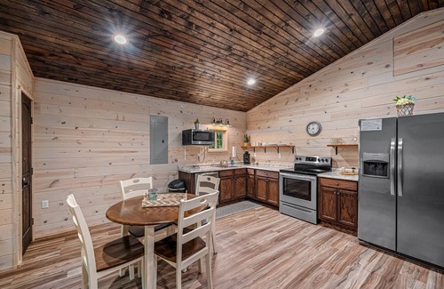 Fort Payne Cabin | Squirrel's Nest-cozy cabin w/hot tub & fire pit