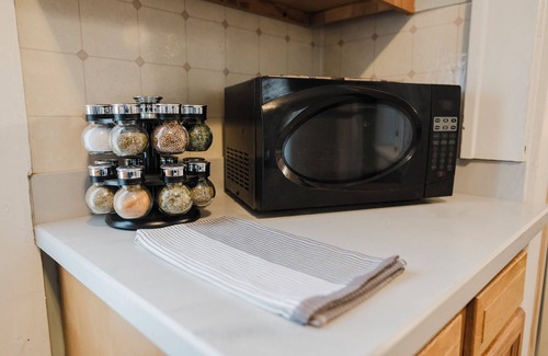 Atchison Apartment | Sr Pilot Earhart Hangar Suite; 2 br K &Q, 1 Ba