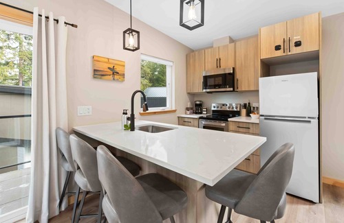 Ucluelet Cabin | SS#7-Longboarder-Steps to beach, pet friendly, inlet front!